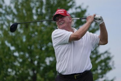 Тръмп печели милиони от речи и голф игрища