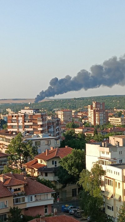 Пожарът в завода за фуражни храни в Ловеч е овладян