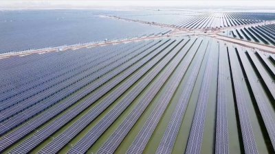Най голямата слънчева електроцентрала в света заработи в Китай генерира капацитет