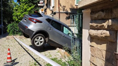 Лек автомобил влетя в двор в София