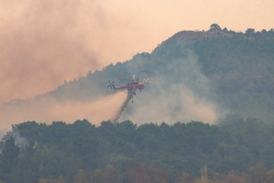 Продължава борбата с огнената стихия в Гърция и Турция