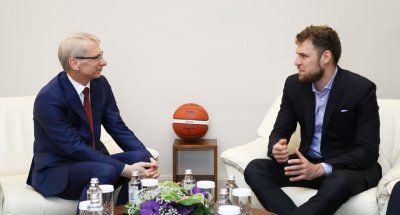 Денков прие родната звезда в NBA Александър Везенков