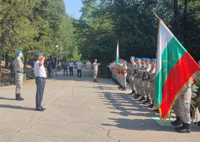 С военен ритуал пред паметника на Васил Левски на централната