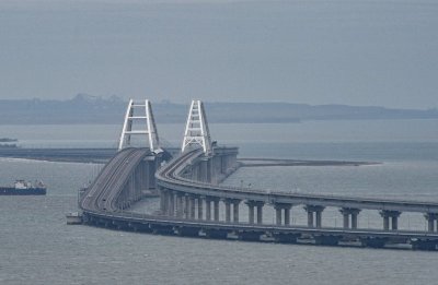 Пропадна част от Кримския мост, двама са загинали