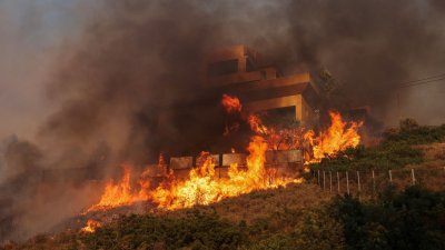 Горски пожари бушуват трети ден западно от гръцката столица Атина  съобщава Ройтерс Огненото