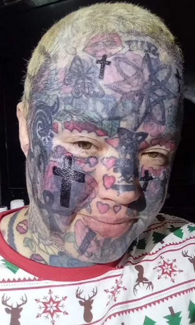 Майка на 7 деца с повече от 800 татуировки твърди