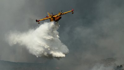 Франция и Италия пратиха самолети срещу пожарите в Гърция 