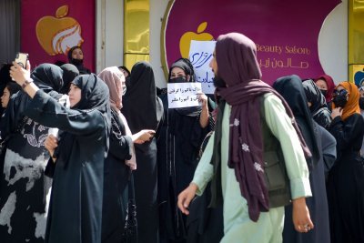 Протест в Кабул срещу затварянето на салоните за красота