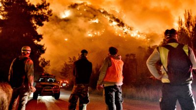 Стотици евакуирани в Гърция заради пожарите