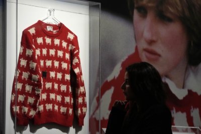 Любимият пуловер на лейди Даяна ще бъде продаден на търг