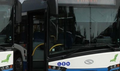 Автобус помля две коли край Благоевград, има ранен