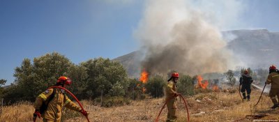 Продължава гасенето на пожарите в Гърция Изгорели са много къщи