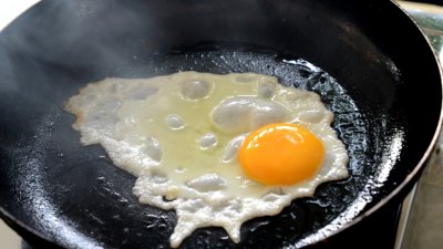 Румънец си опържи яйцата само с топлината на слънцето