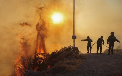 Голям пожар гори близо до Букурещ съобщава БТА Пламъците са