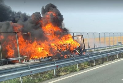 Двадесет тона лепило са били унищожени при пожара в камион