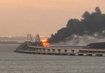 Кримският мост е ударен с морски дронове