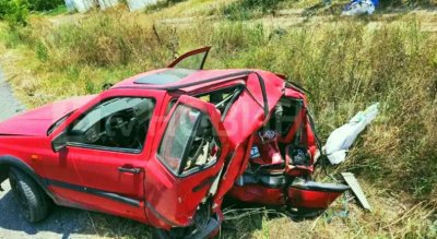 Тежък пътен инцидент между лек автомобил и линейка днес на обяд в сливенското село Злати Войвода на разклона