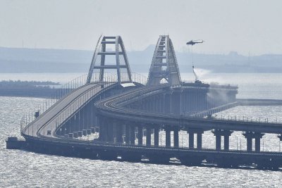 Пътният трафик по Кримския мост бе възстановен след кратко прекъсване