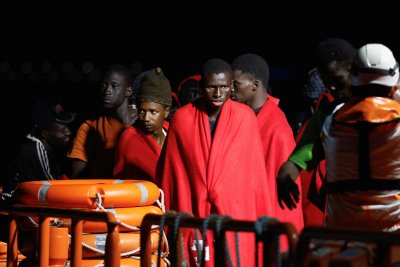 Испанската морска спасителна служба е спасила 84 мигранти от Субсахарска