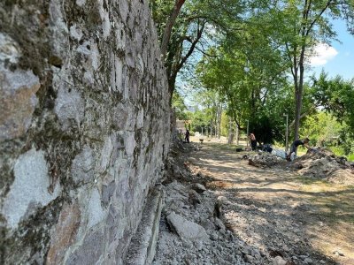 Корени на дървета рушат средновековната крепост в Ямбол