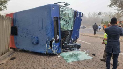 Катастрофа между два автобуса в Йоханесбург, 77 души са ранени