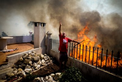 Стотици пожарникари се борят с горски пожар в Португалия