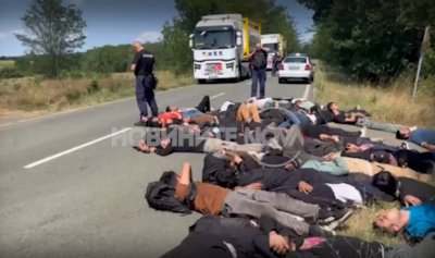 Мигранти легнаха на пътя!