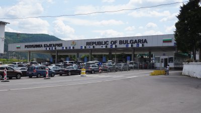 Блокирани туристически автобуси на границата между България и Сърбия Повече от 6