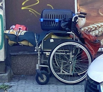 Просяк инвалид проходи в центъра на Варна отправяйки се към работното