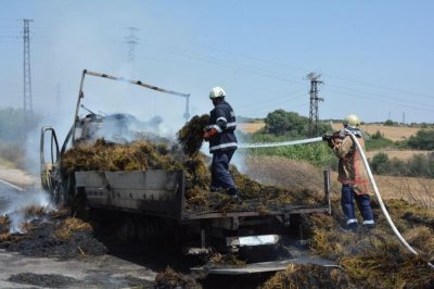 Натоварен със слама камион се запали по време на движение и изгоря край