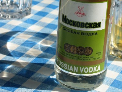 Руснаците рязко са намалили покупките си на коняк и водка пише