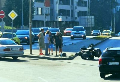 Моторист е катастрофирал тази сутрин на кръговото на бул Цар