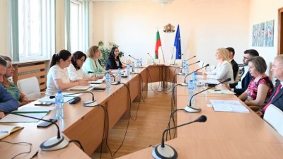 Министърът на труда и социалната политика Иванка Шалапатова проведе срещи