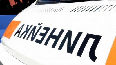 Тежък пътен инцидент между лек автомобил и линейка днес на обяд в сливенското село Злати Войвода на разклона