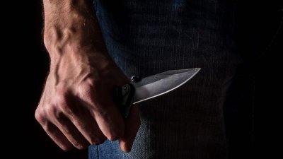 Мъж с нож намушка най малко четирима пешеходци на улица