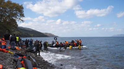 Гърция спаси 100 нелегални мигранти от сигурна смърт