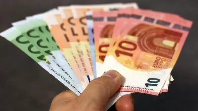 Еврото се задържа под прага от 1,10 долара