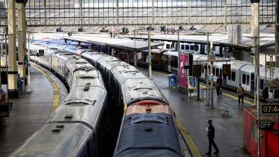 Хиляди железопътни работници във Великобритания излязоха на стачка  съобщава Гардиън Около