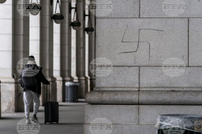 Неизвестни лица издигнаха знаме със свастика над германска гара