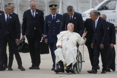 Папа Франциск пристигна в Португалия 