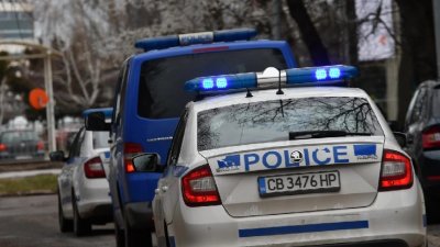 Полицията в Бургас залови тир пълен с нелегални мигранти Превозното средство