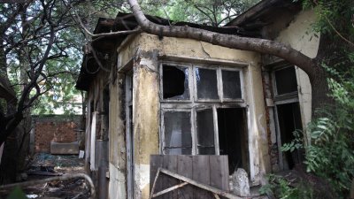 Пожар изпепели стара къща в София на ъгъла на