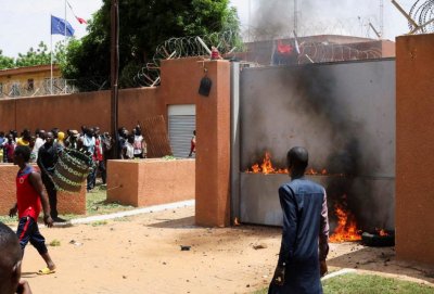 Потрошиха френското посолство в Нигер