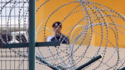Сингапур обеси трети затворник за две седмици в четвъртък за трафик на