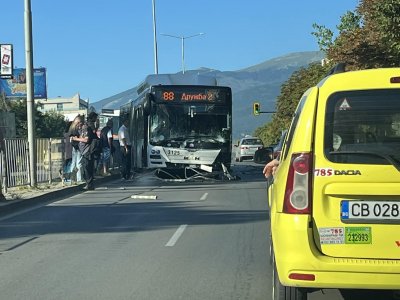 Автобус се блъсна в мантинела на столичен булевард