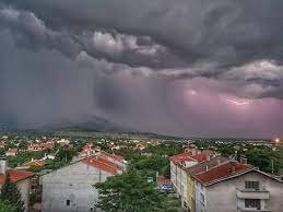 Кратка буря нанесе поражения в Сливен има пречупени клони навеси