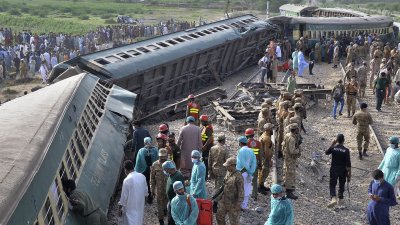 30 жертви и 90 ранени при влакова катастрофа в Пакистан
