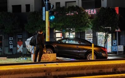 (СНИМКА) Шофьор се заби в електрическо табло на столичен булевард
