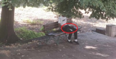 Млад мъж от ромски произход редовно се опипва на пейка