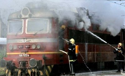 Пламна локомотив на влак за Червен бряг